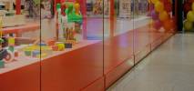 Mobile Glastrennwand als shopfassade